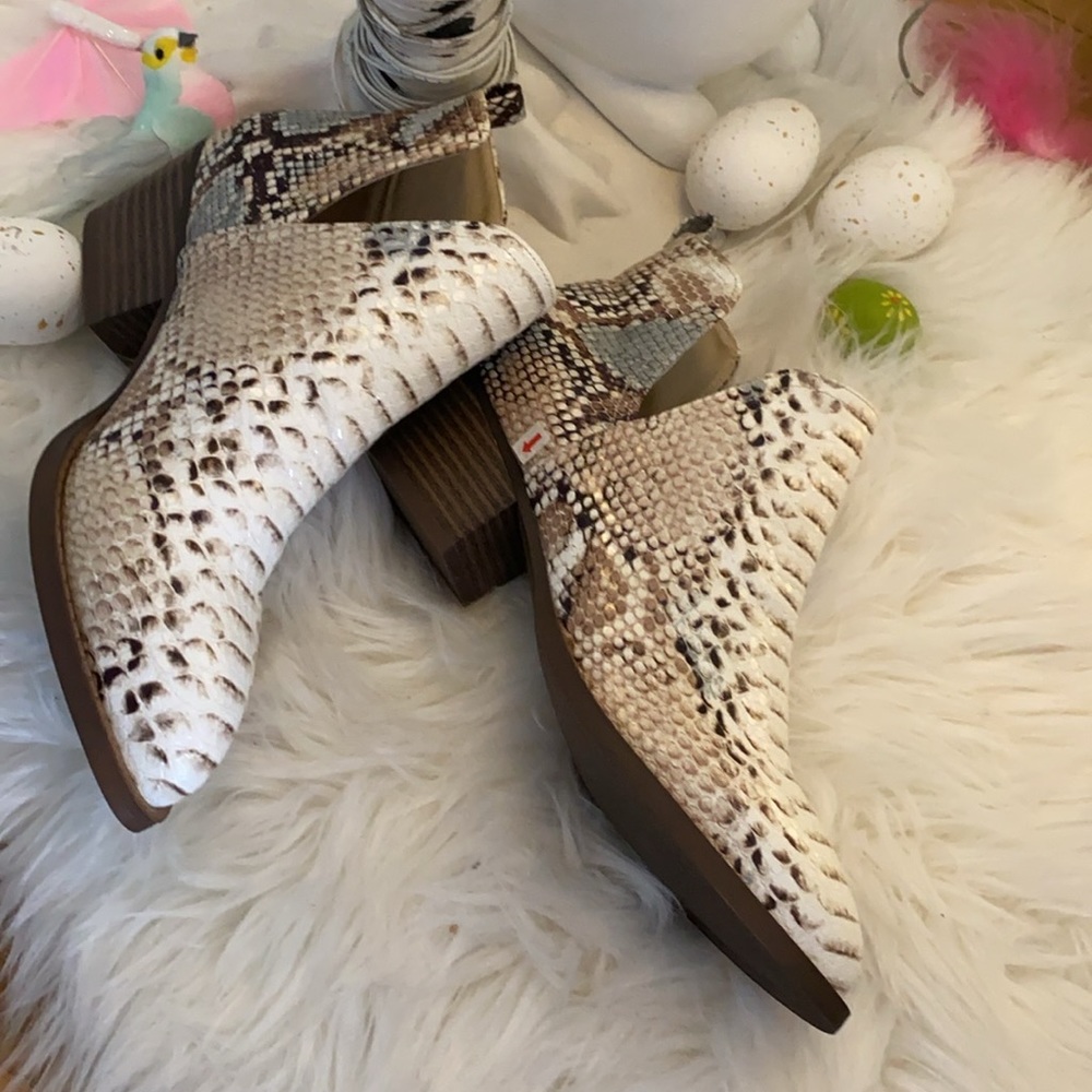 CL By Laundry Boots Womens Ankle Booties Snake Print Heels size 6/36.5